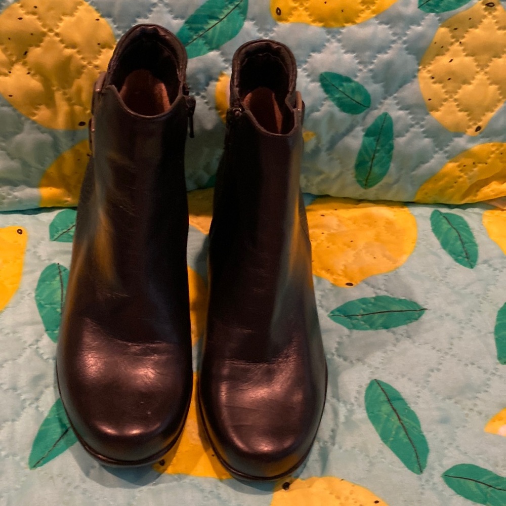 Naturalizer Boots Size 6